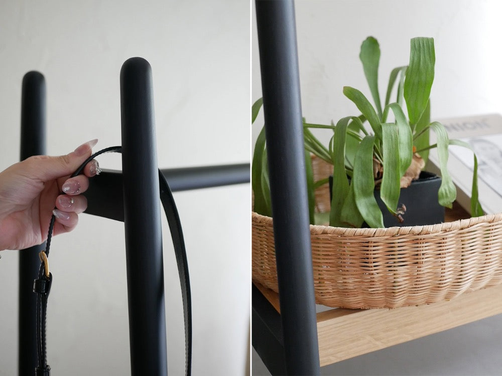 ラタンバスケット付き【NOWHERE LIKE HOME】のコートハンガーが室内に設置され、花鉢と室内植物が周囲に配置されている