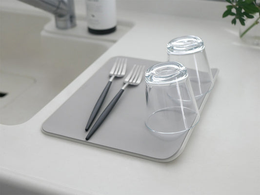 スッタの超速乾・超吸水2way水切りマット＆クロスがシンク周りに配置されたキッチンの風景