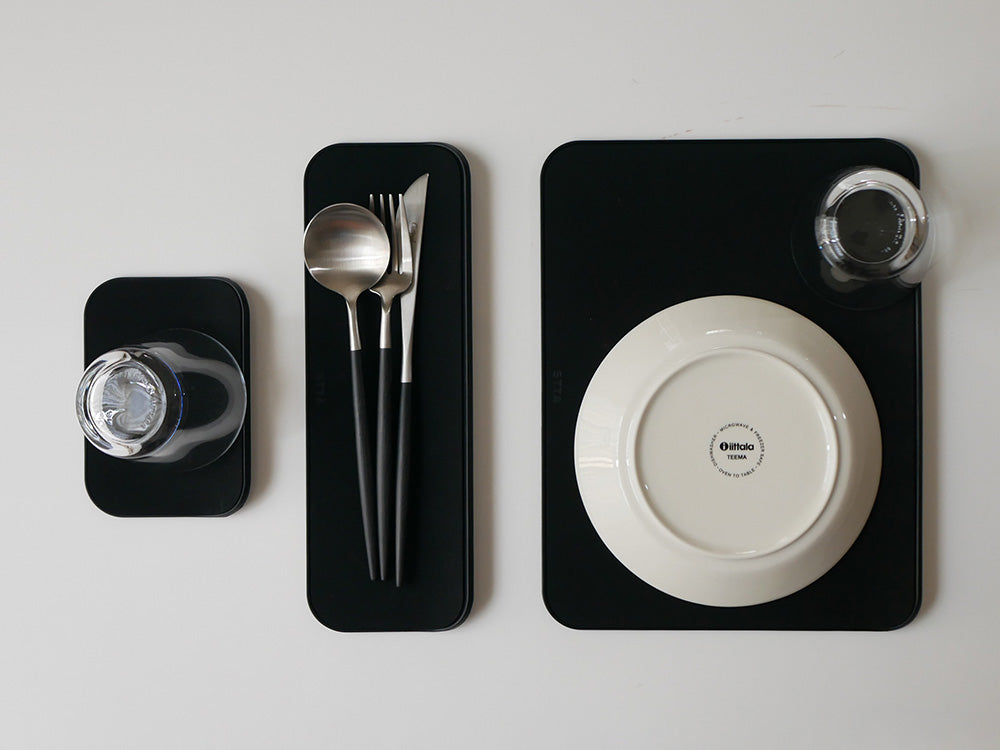 超速乾・超吸水2way水切りマット上に配置された皿、カップ、カトラリーなどのテーブルウェアセット