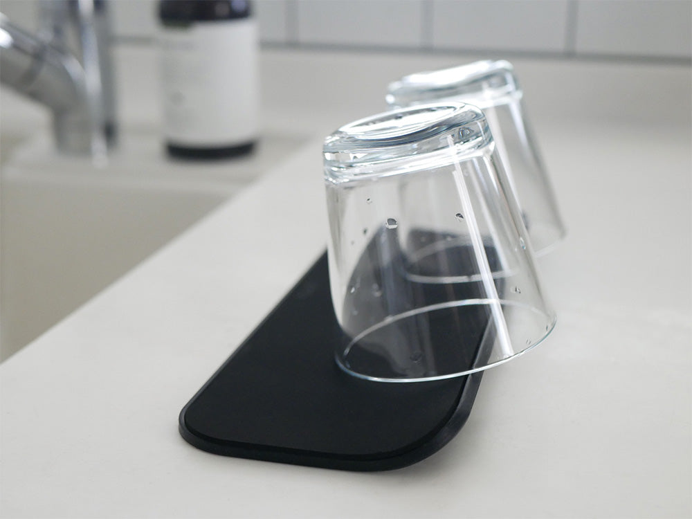 ライトグレーのスッタ超速乾・超吸水2way水切りマット＆クロスLサイズ。ポリウレタンとシリコーン製で、食器の水分をしっかり吸収します。