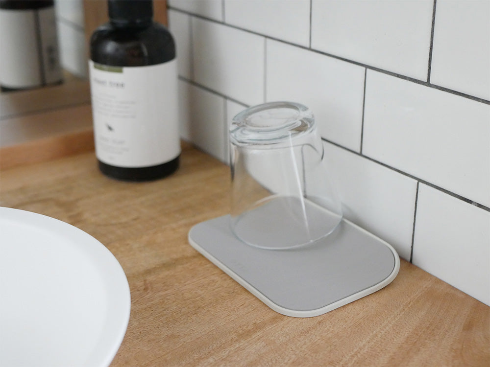 スッタの超速乾・超吸水2way水切りマット＆クロスが食器類やトレイと共にキッチンテーブル上に配置されている様子