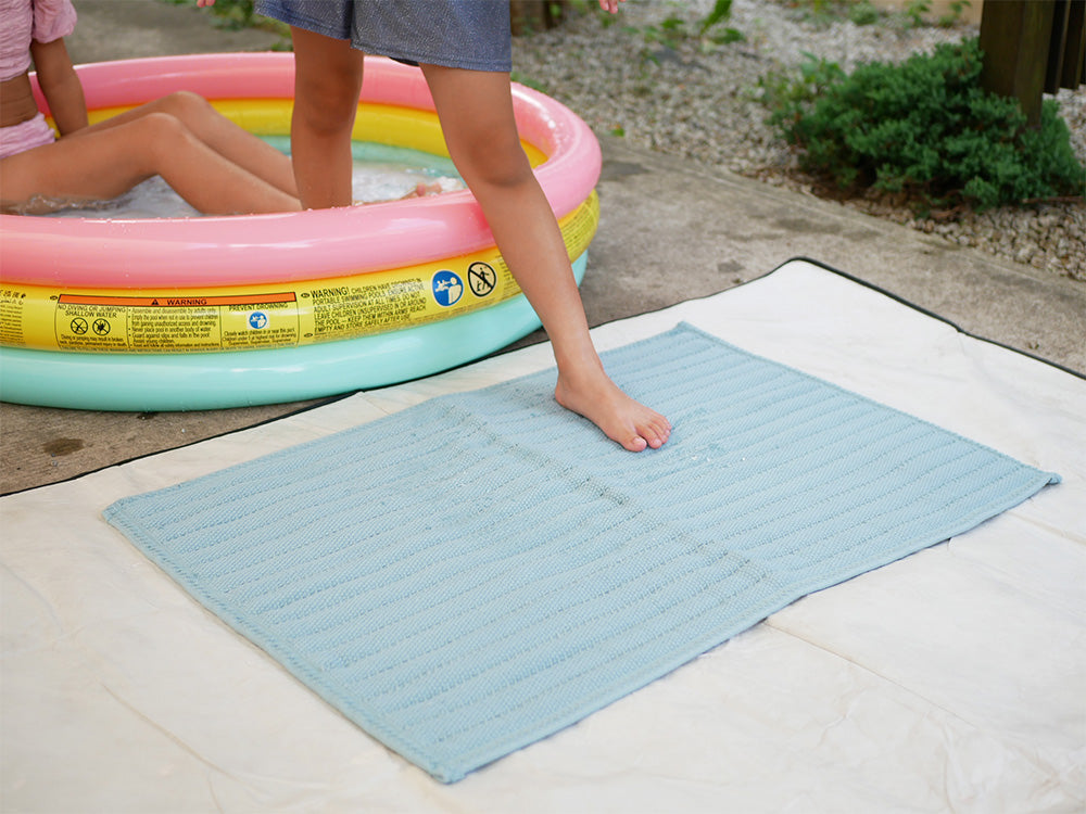 子どもが裸足で【OKATO】ゆったりサイズのバスマットの上で遊んでいる様子