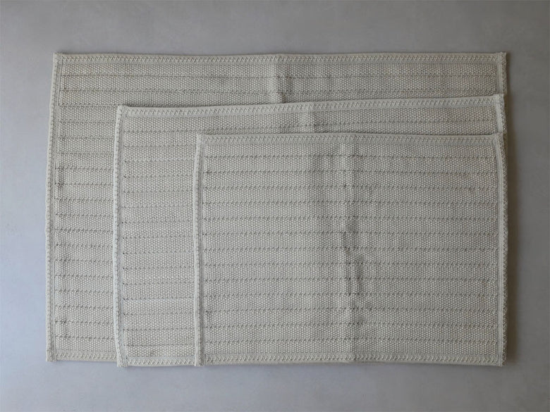 グレー色のゆったりサイズOKATO製バスマット。織物の質感があり、滑り止め加工が施されています。