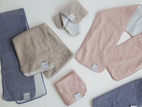 MINUS DEGREEマイナスディグリーのひんやり冷感今治産グレータオル。コットン100%表地とポリエステル半々の裏地を使用したウーブン素材で、ロングサイズとスクエアサイズがセットされています。