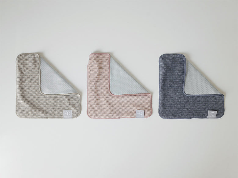 マイナスディグリーの今治産ひんやり冷感タオル、カラフルなパターンが施されたコットン製ハンカチの画像