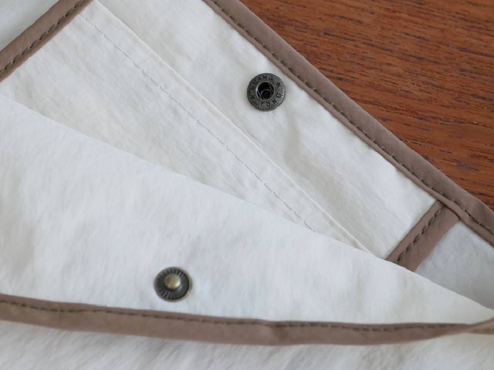 ナイロン100％の【RELIEF】エコバッグ。ボタン開閉機能と内ポケットを備えた折りたたみ式の織物製エコバッグ。