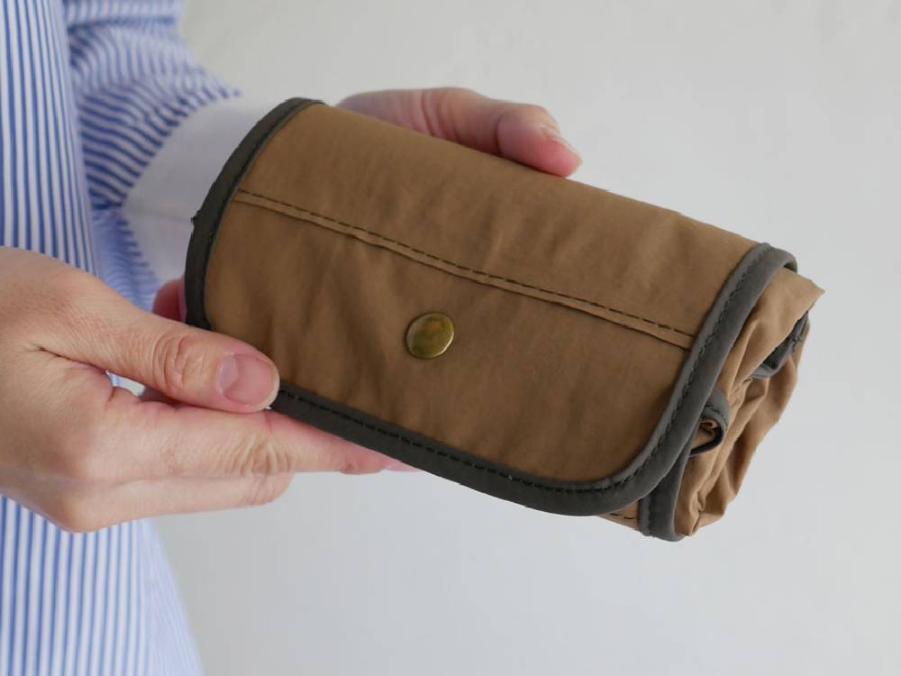 【RELIEF】ナイロン製エコバッグ。シワ加工が施され、開閉ボタンと内ポケットが付いたシンプルなデザイン。広げたサイズは幅35cm、高さ40cm、マチ20cm。