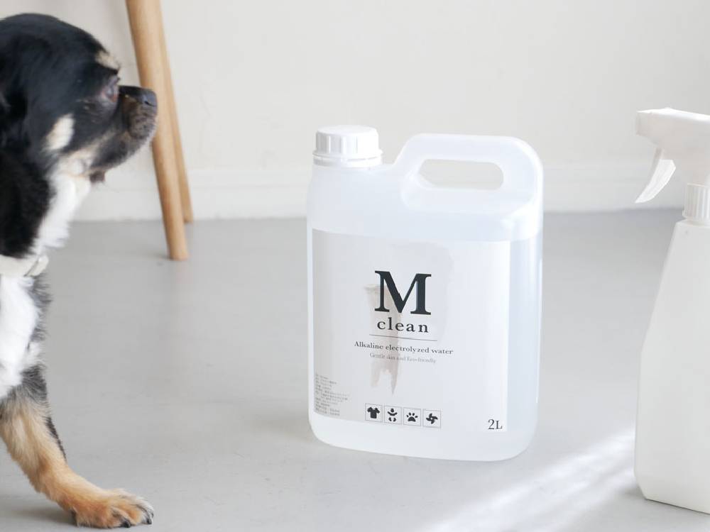 【Mclean】の2リットルアルカリ電解水クリーナーがラベル付きプラスチックボトルに入っている様子