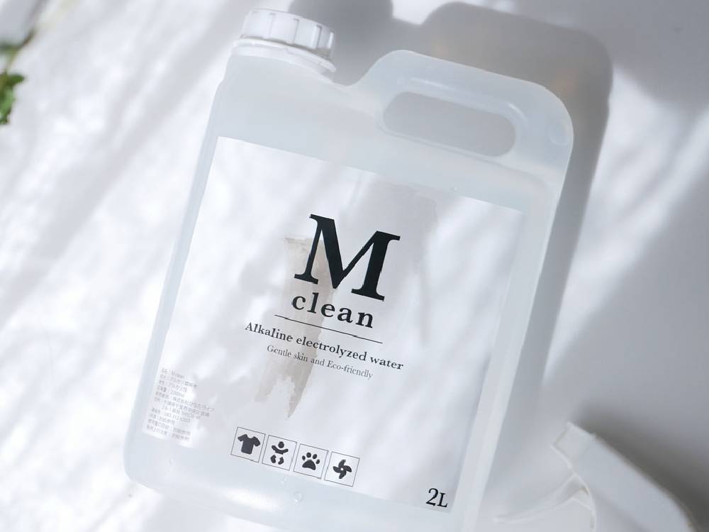 透明なプラスチックボトルにラベルが貼られた【Mclean】アルカリ電解水クリーナー2リットルのパッケージ