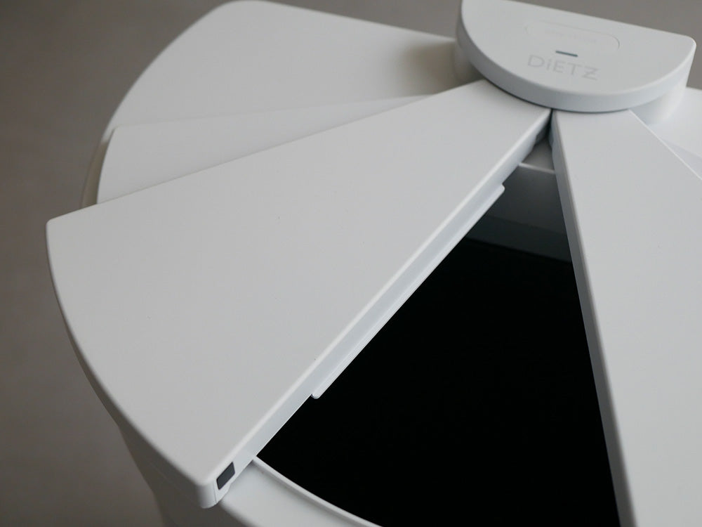 シルバーグレーの自動開閉フットセンサー付きダストボックス