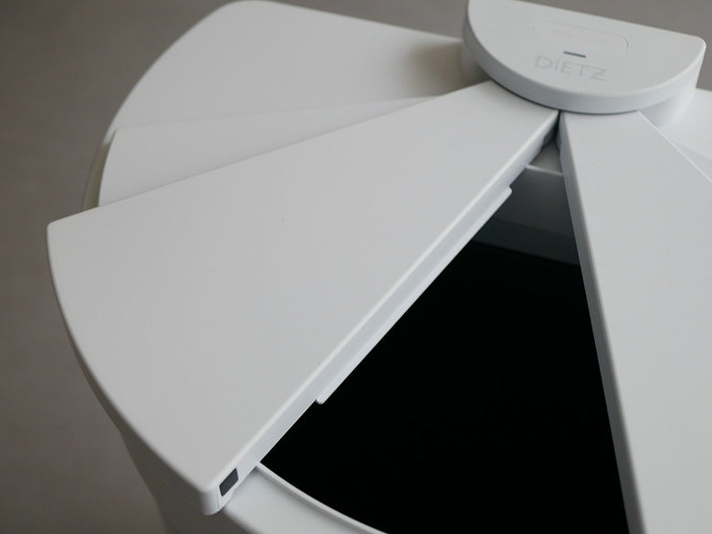 シルバーグレーの自動開閉フットセンサー付きダストボックス