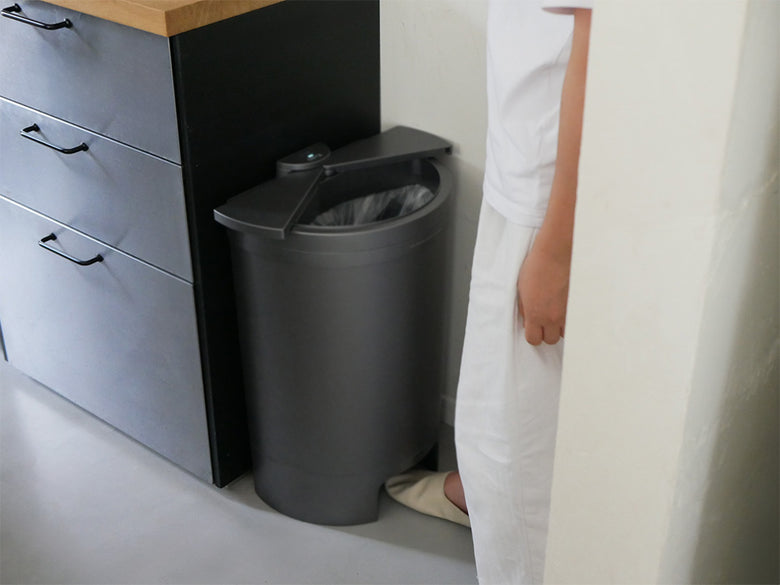 DiETZ（ディーツ）のスライド開閉フットセンサー搭載シルバーカラー30リットルプラスチック製ダストボックス。家庭用リサイクルビン。