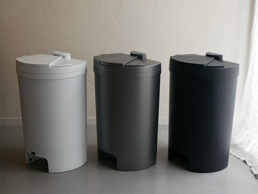 シルバーグレーの円筒形プラスチック製ダストボックス、フットセンサー搭載で自動スライド開閉する蓋を持ち、清潔感のあるデザイン