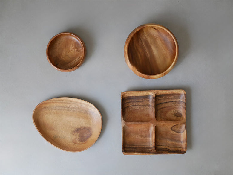 アカシア天然木製のエッグ型トレー、スクエアトレー、ラウンドボールが美しく並んだ食器セット