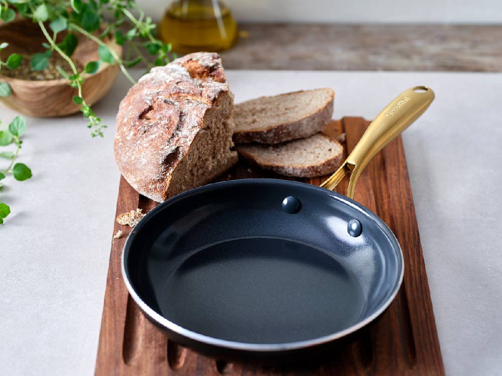 グリーンパン ストゥディオシリーズの20cm、26cm、28cmフライパンとエッグパン、ガラス蓋が並ぶ調理器具セット