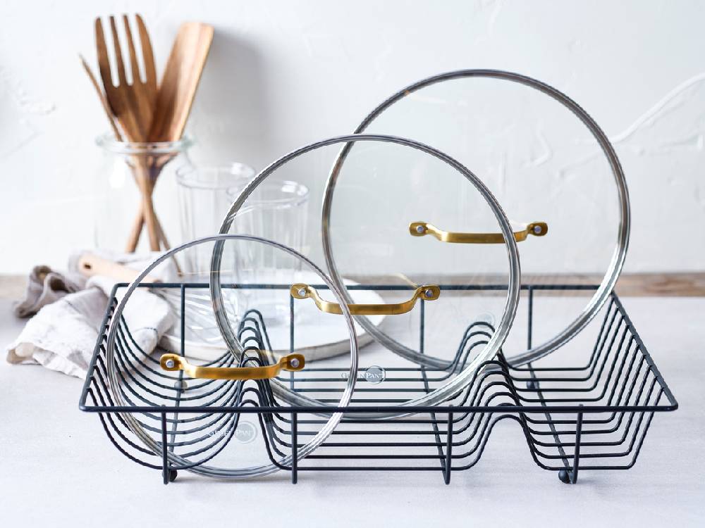 ワイヤーのスパイラルラックに収納されたキッチン用品とバスケットが並ぶキッチン