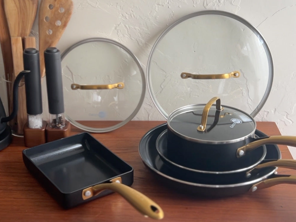 グリーンパン ストゥディオの20cm、26cm、28cmフライパン、エッグパン、ガラス蓋を並べたセット