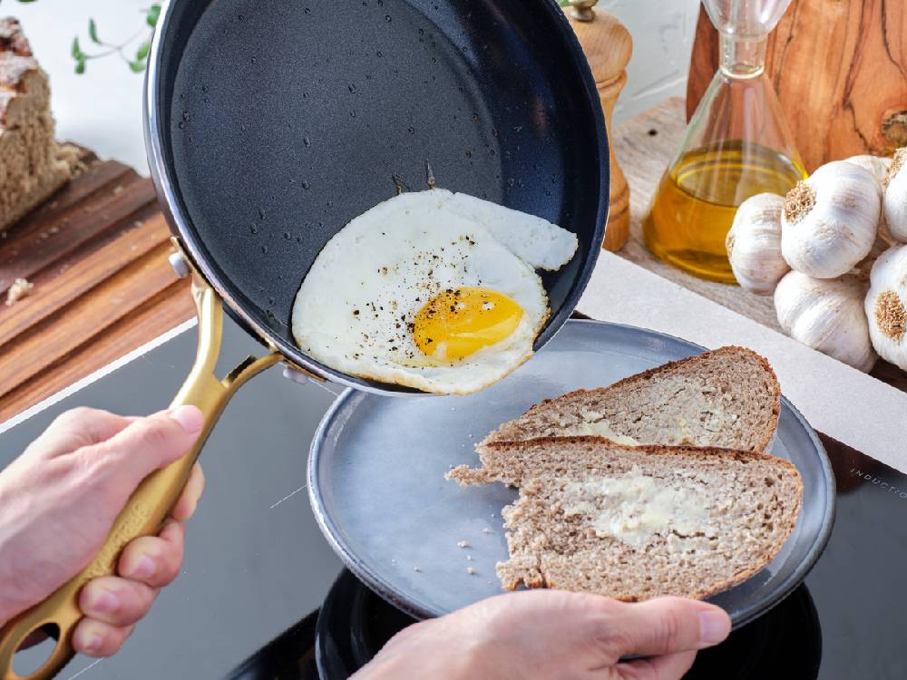 グリーンパンのストゥディオキャセロール、ソースパン、ミルクパンがキッチンの調理台に並べられている様子