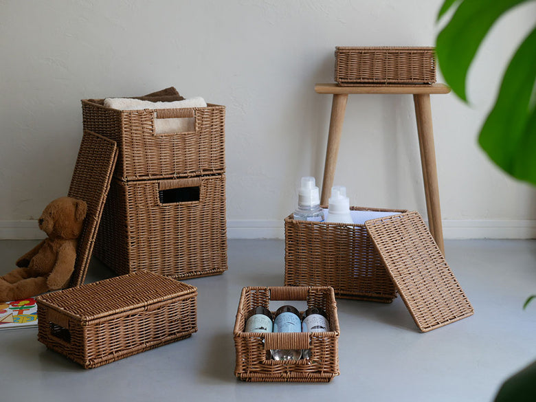 ブラウン色のポリエチレンと鉄製スタッキングバスケット。洗えて隠せるデザインで収納に最適。