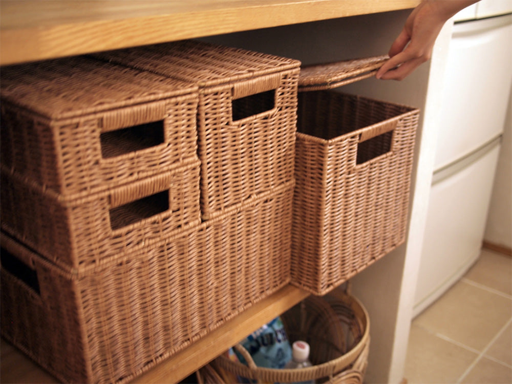 ブラウン色のポリエチレンとアイアン製スタッキングバスケットが重ねて収納されている様子