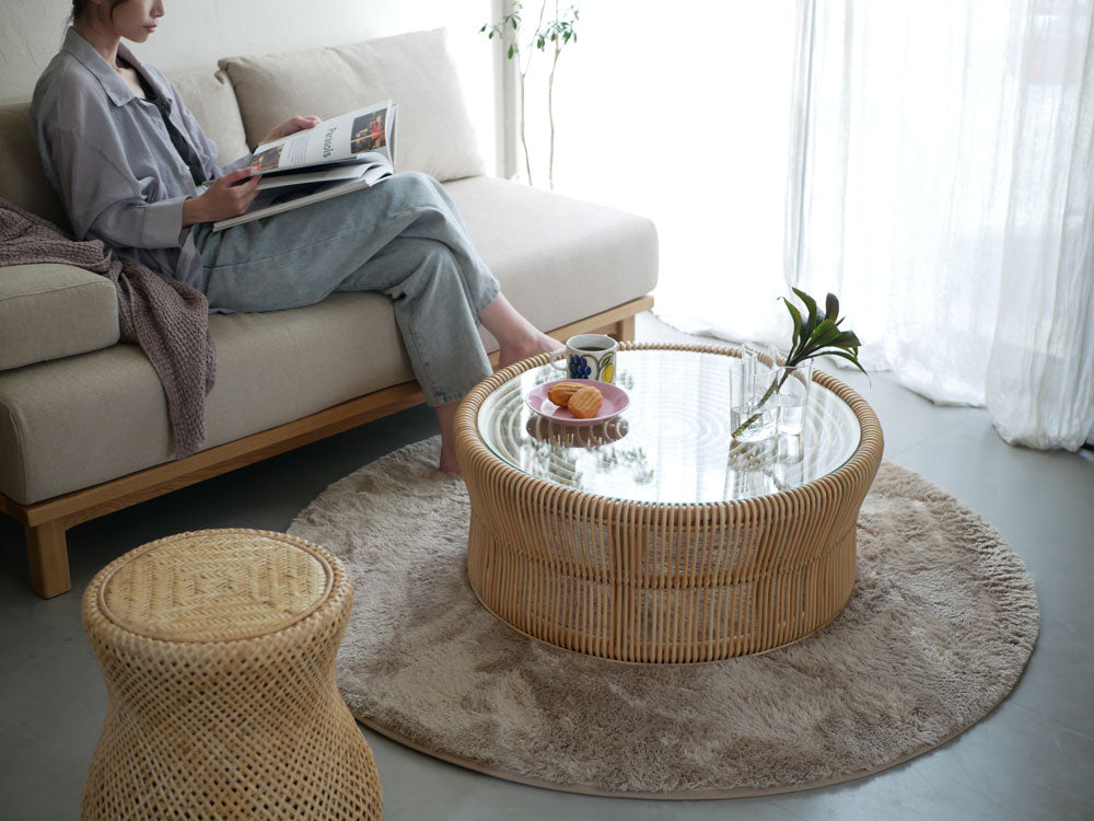 ラタンとガラス製の「サンフラワーラタン」ローテーブル。ナチュラルなデザインでリビングルームに調和し、幅70cm×奥行70cm×高さ30cmのサイズです。