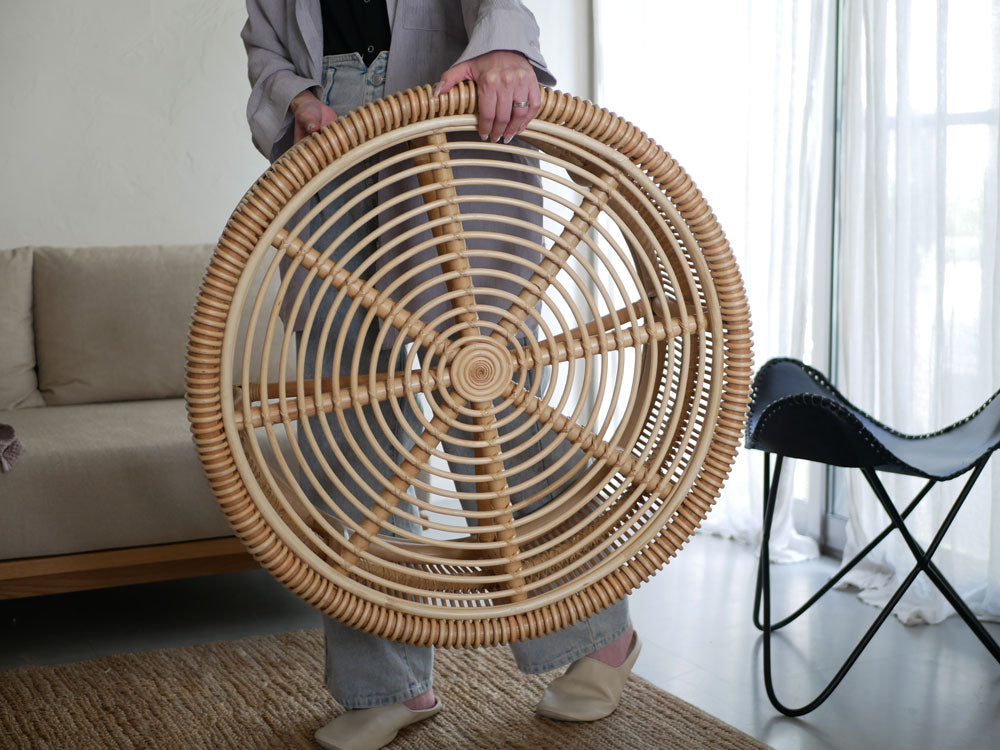 サンフラワーラタンのラタン×ガラス製ローテーブルと籐製アウトドアチェアが木の床の上に配置された自然素材の快適な家具セット