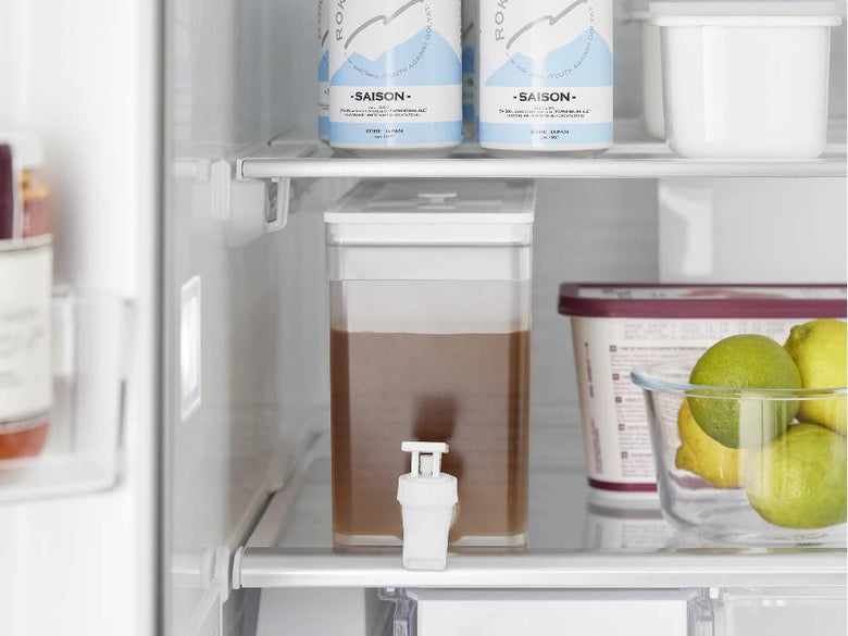 主要家電であるタワー冷蔵庫ドリンクサーバー1.8Lがキッチンの棚に設置され、瓶や野菜が整然と並んでいる様子