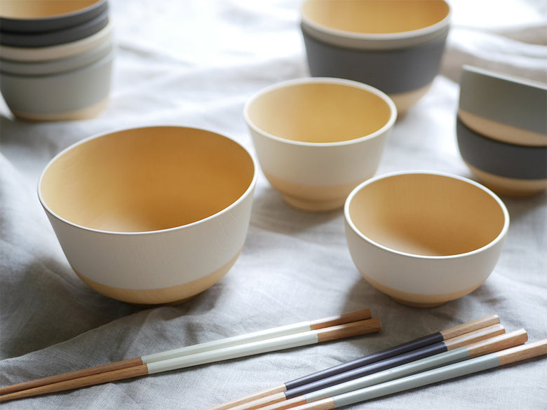 やさしい彩りシリーズの抗菌汁椀、抗菌丼、キッズ用汁椀、八角箸が並んだ食器セットの写真