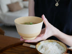 やさしい彩りシリーズの抗菌セラミック汁椀と丼、天然木風の八角箸が美しく並んだテーブルウェアセット