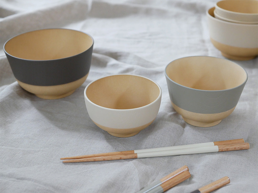やさしい彩りシリーズの抗菌セラミック食器セット。くるみ色、あま色、きなり色の汁椀や丼、八角箸などが揃っています