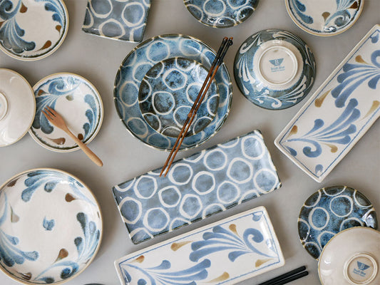 青いアワサカ製和モダン陶器ダイニングセット。パスタボウル、長角皿、プレート、スモールボウルがテーブルに並んでいる