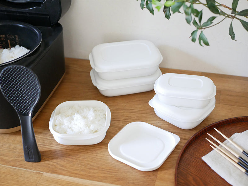 marna（マーナ）製極冷凍ごはん容器に入った炊きたてご飯と蓋の写真