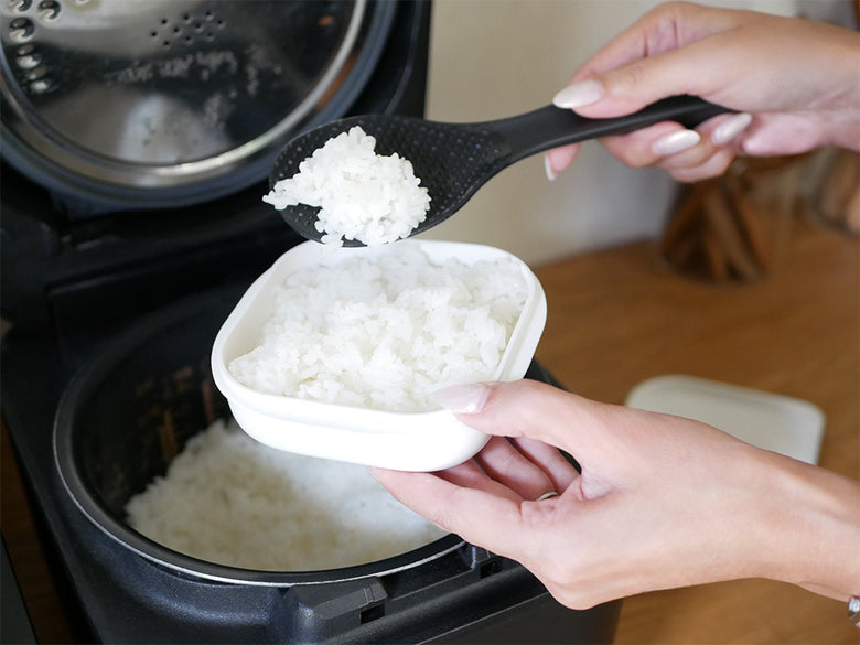 ボウルに入った炊き立ての白ごはんとテーブルウェアが並ぶ食事シーン