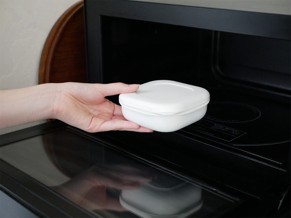 マーナのプラスチック製冷凍ごはん容器がトレイに並べられている画像