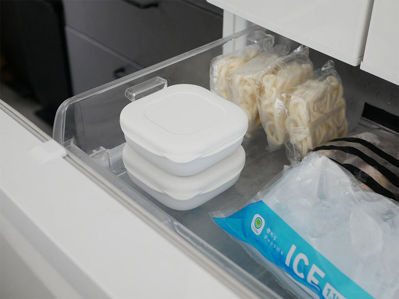 marnaマーナの極冷凍ごはん容器セット。プラスチック製のトレイと蓋が含まれ、小・中・大の各サイズが揃っており、冷凍ごはんの保存に最適です。