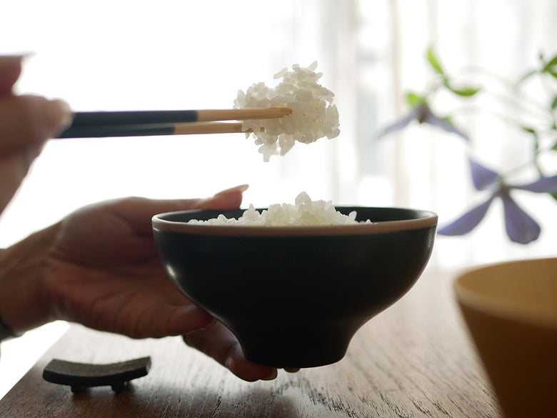 マーナの極冷凍ごはん容器に盛られた白ご飯と食器がキッチンテーブルに並んでいる様子