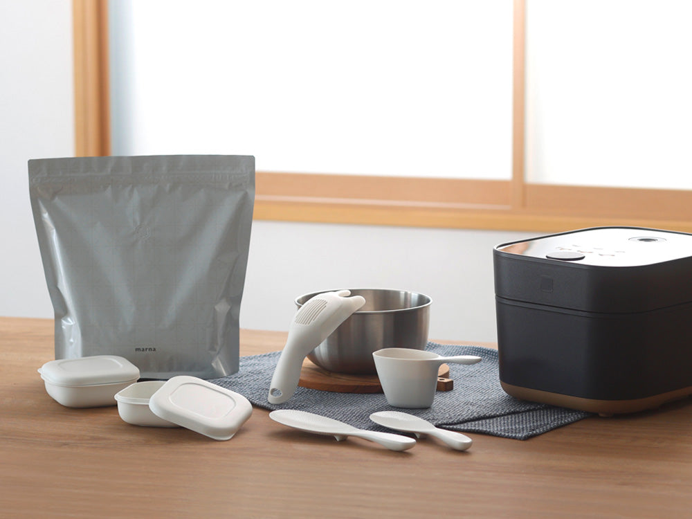 marnaのポリプロピレン製極冷凍ごはん容器小・中・大が並べられているキッチンの画像