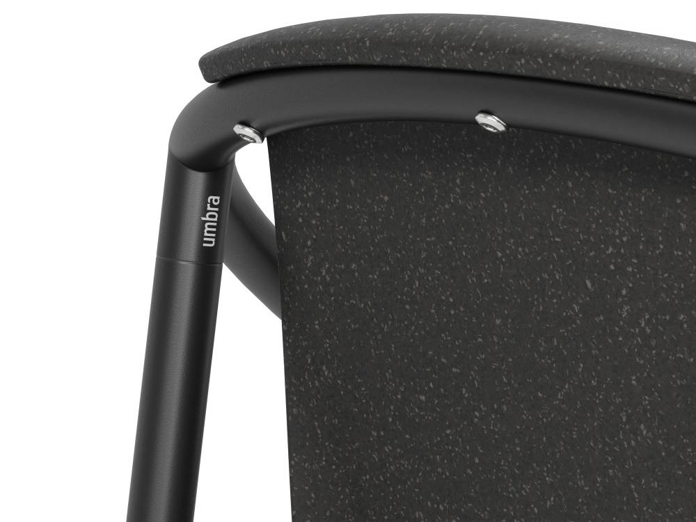 アンブラのリンゴカウンタースツール、スチールとポリプロピレン、ウッドファイバーを使用した屋外用プラスチック製椅子。耐久性のあるアルミニウムフレームを備えています。