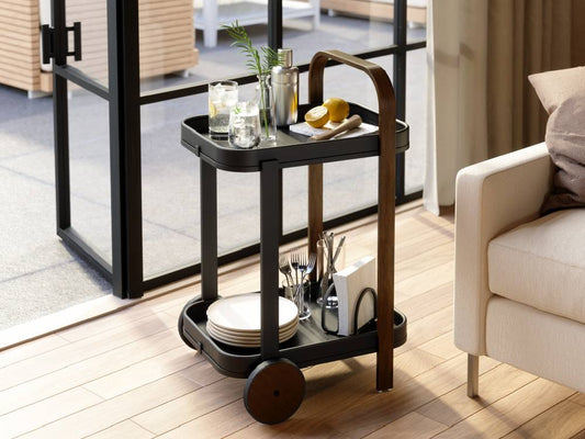 観葉植物とキッチン用品が飾られたアンブラ ベルウッド サービングカート