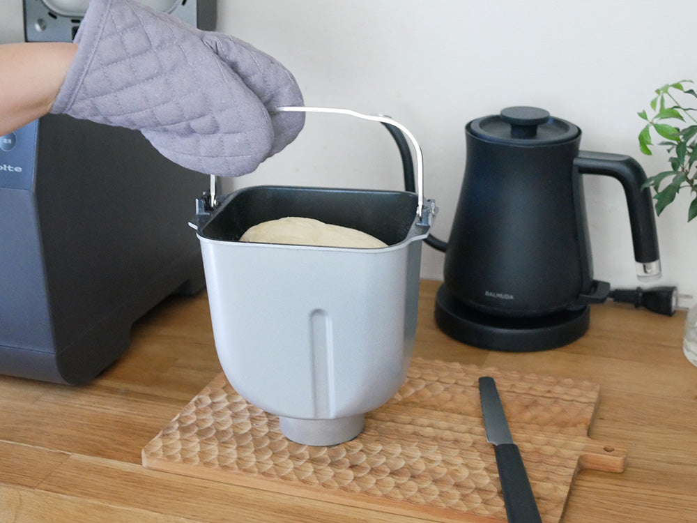 レコルトのコンパクトベーカリー本体。クリームホワイト色の小型ホームベーカリー。