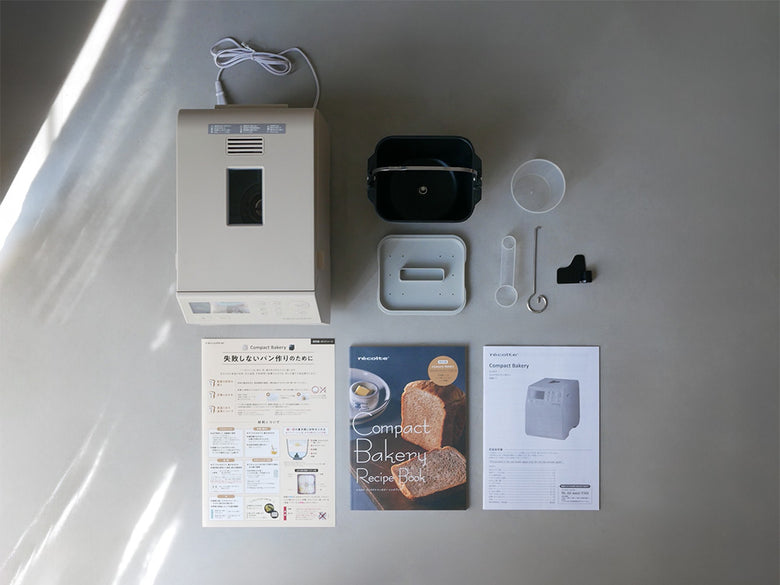 レコルトのクリームホワイトコンパクトベーカリー本体がキッチンカウンターに置かれている様子
