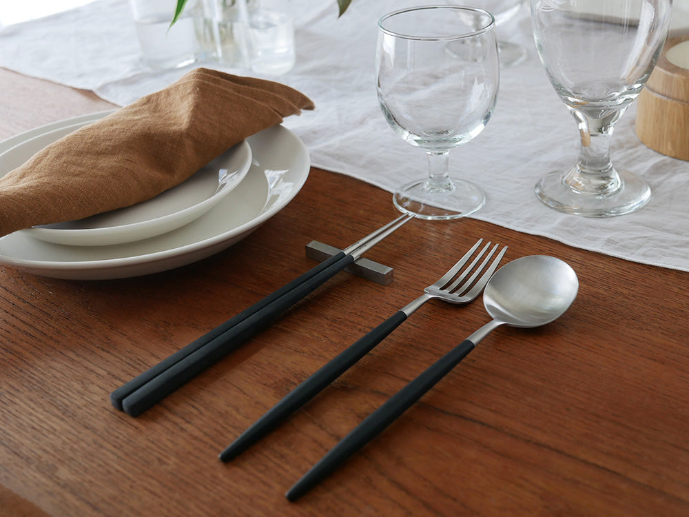 クチポール KUBE チョップスティック＆レストの箸と箸置きセットが整然と配置されたテーブルウェアの画像