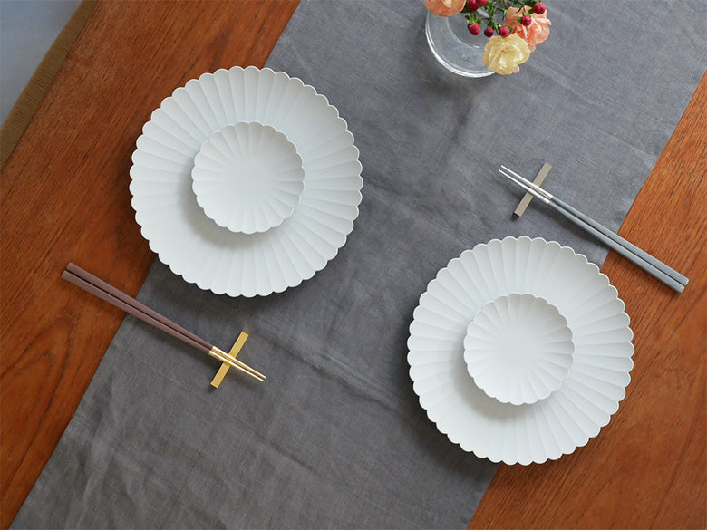 【クチポール】KUBE チョップスティック＆レストセットのブラックシルバー箸1膳と箸置き1個が並べられた高品質な食器セットの写真