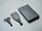 黒いハンドルと銀色の刃を備えたノノジ製キャベピィMAXとサラダおろしのセット