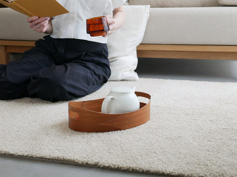 リビングルームの木製フローリングに敷かれた安心素材の洗えるユニットラグ6枚セット