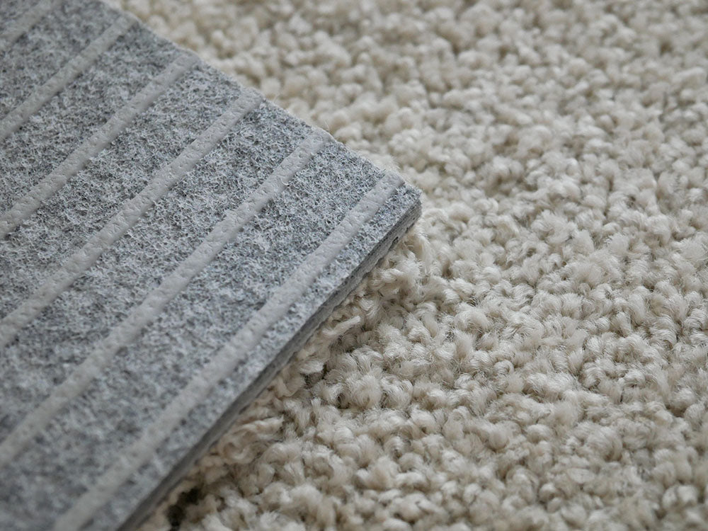 リビングルームの木製床に敷かれた6枚セットの洗えるユニットラグ