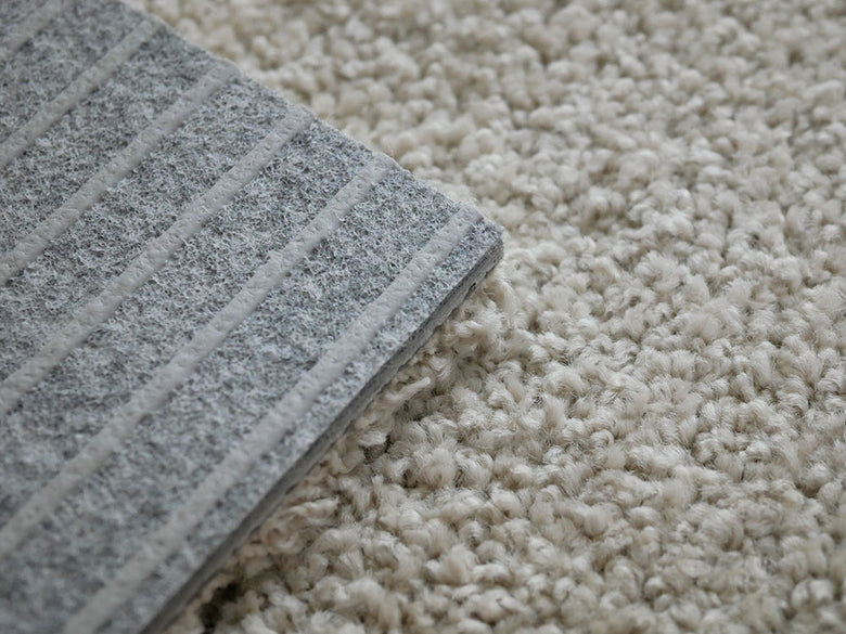 リビングルームの木製床に敷かれた6枚セットの洗えるユニットラグ