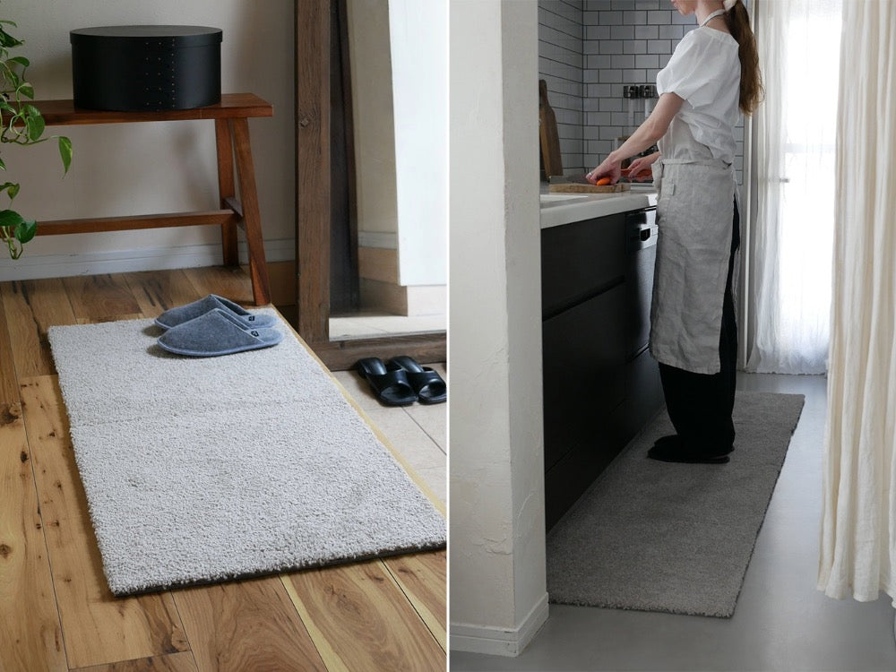 木製フロアに敷かれた6枚セットの洗えるユニットラグ