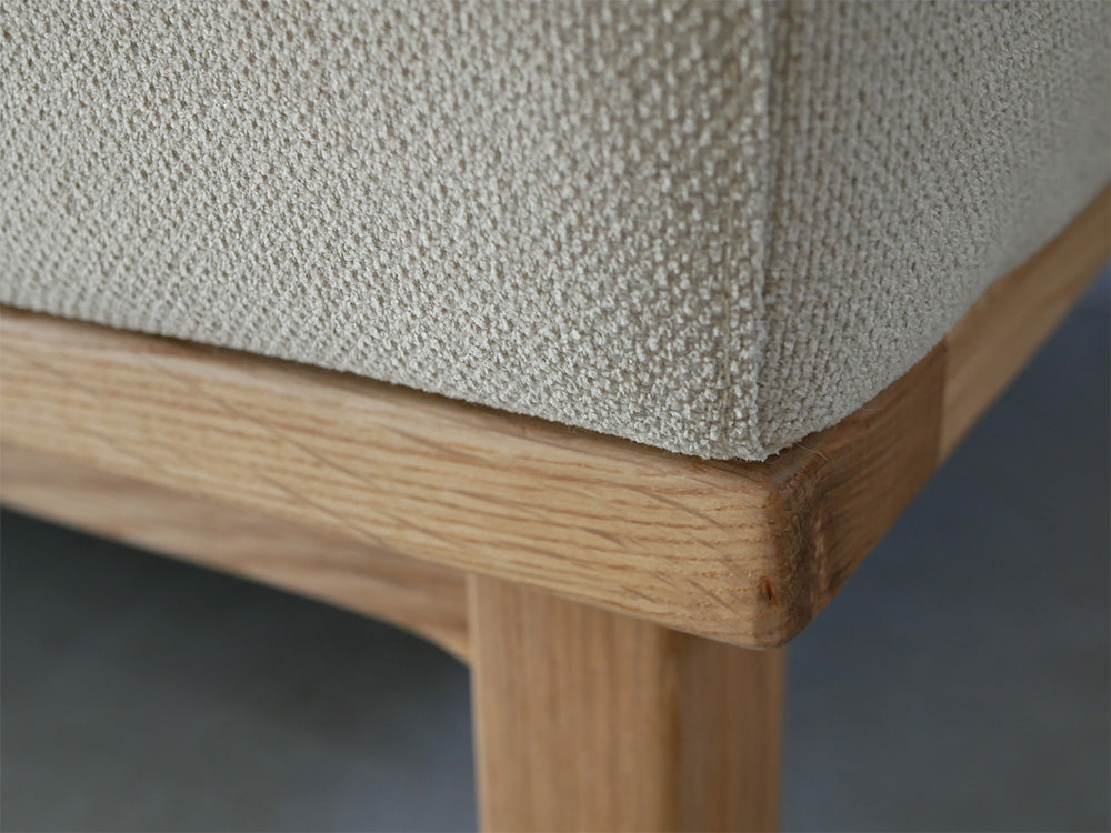 ナチュラル素材とリネン生地を使用したシーブのゆったり座れるレクトユニットソファー。オーク無垢材のフレームが特徴的です。