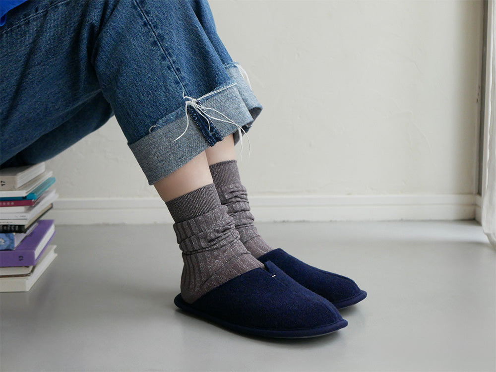 FRONTIERのroom’s easyWASH洗えるスリッパ。ポリエステル100％の柔らかい素材とEVAソールで快適な履き心地を提供。